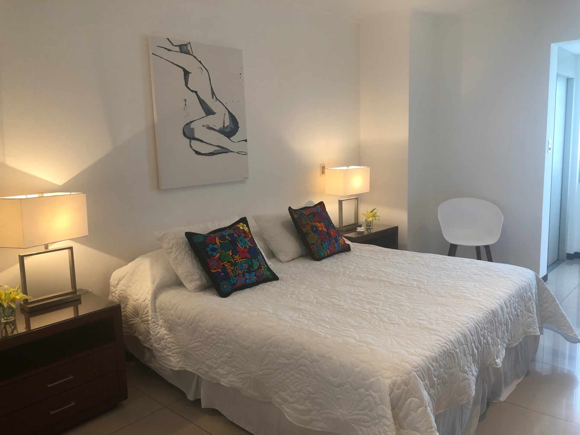 Casa Condominio Ciudad Real [Av. Busch, 3er. Anillo Interno], Penthouse amoblado en alquiler de 3 plantas, 3 dormitorios, dependencias y 2 parqueos techados. [1600$us., expensas incluidas]  Foto 19