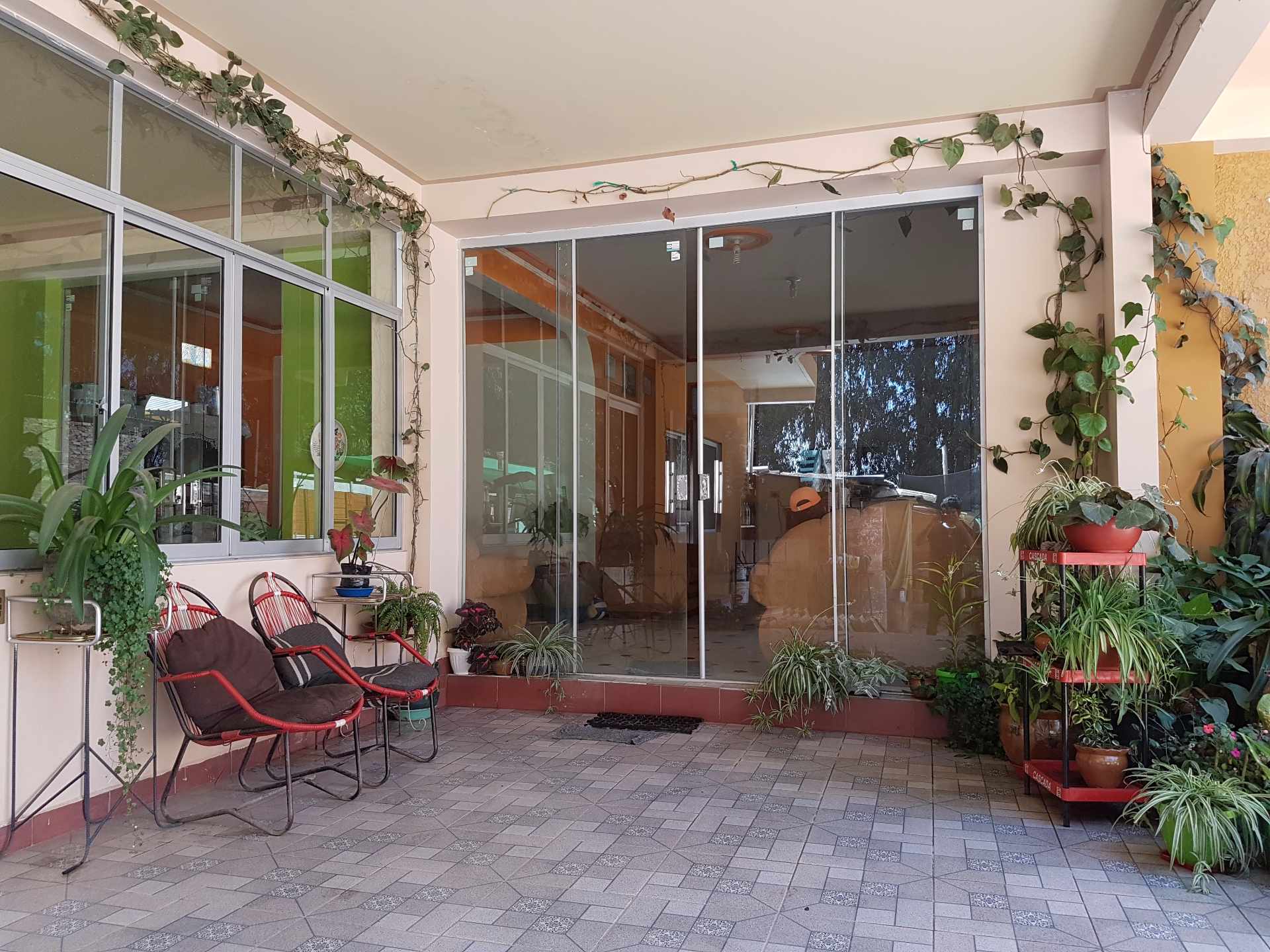 Casa en VentaAvenida Ecológica a una cuadra del colegio TIQUIPAYA  8 dormitorios 5 baños 5 parqueos Foto 3