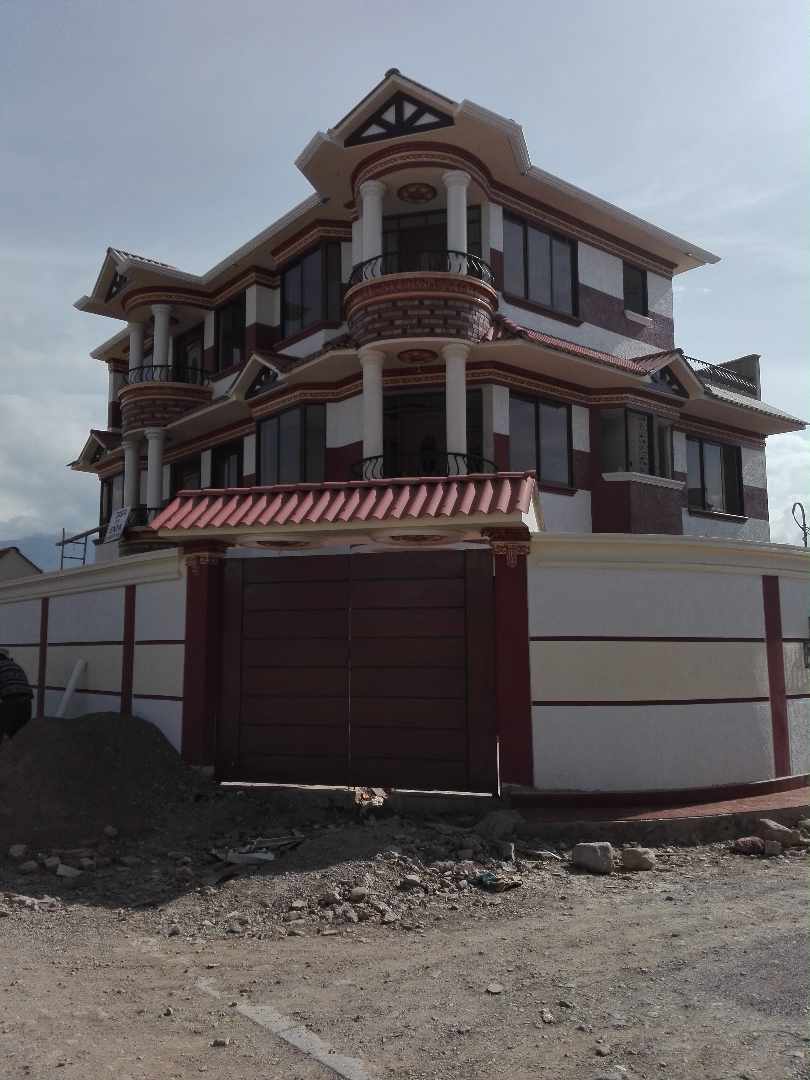 Casa en Colcapirhua en Cochabamba 6 dormitorios 4 baños 4 parqueos Foto 1