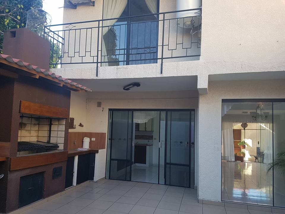 Casa en Entre 2do y 3er anillo Sur en Santa Cruz de la Sierra 3 dormitorios 3 baños 2 parqueos Foto 2