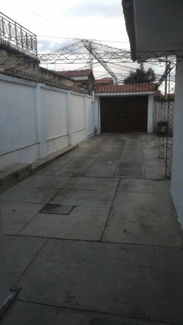 Casa en Aranjuez en Cochabamba 4 dormitorios 4 baños 3 parqueos Foto 10