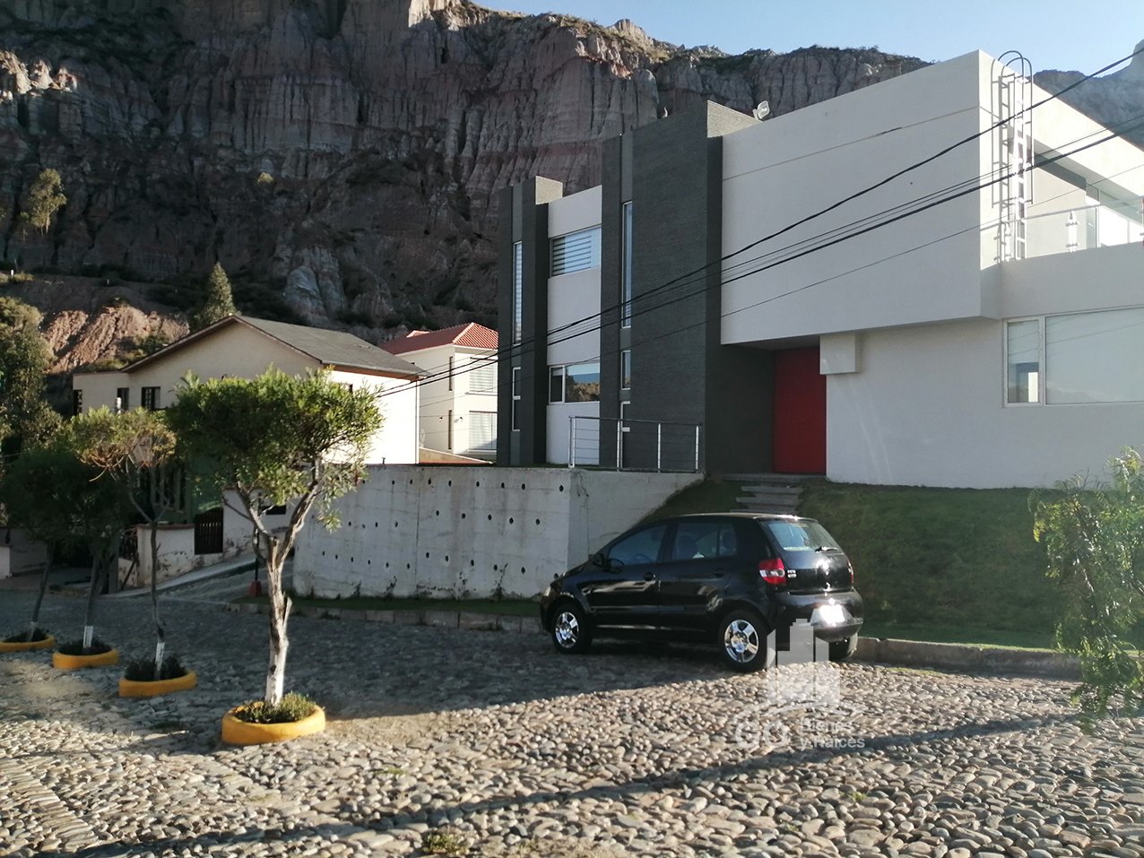 Casa en VentaSEQUOIA, Zona Sur, La Paz-Bolivia 4 dormitorios 5 baños 2 parqueos Foto 2