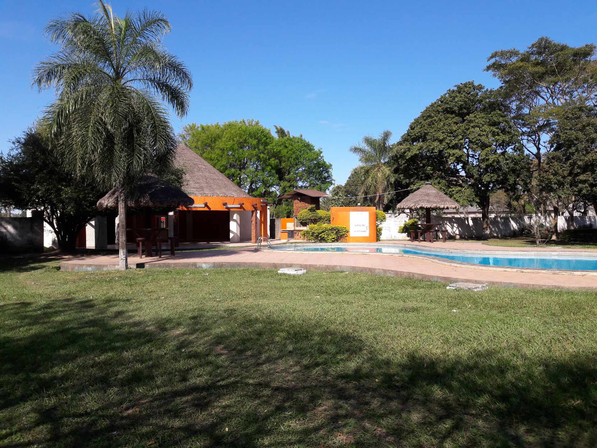 Casa en AlquilerCONDOMINIO SIERRA ALTA 
AV. VIRGEN DE COTOCA 8º ANILLO (2 CUADRAS DE LA AVENIDA) 3 dormitorios 2 baños 2 parqueos Foto 3