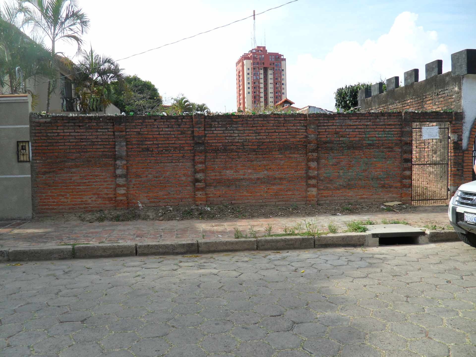 Terreno en VentaCalle Santiago, entre Avenida Charcas y calle El Carmen, a una cuadra del Segundo anillo Foto 1