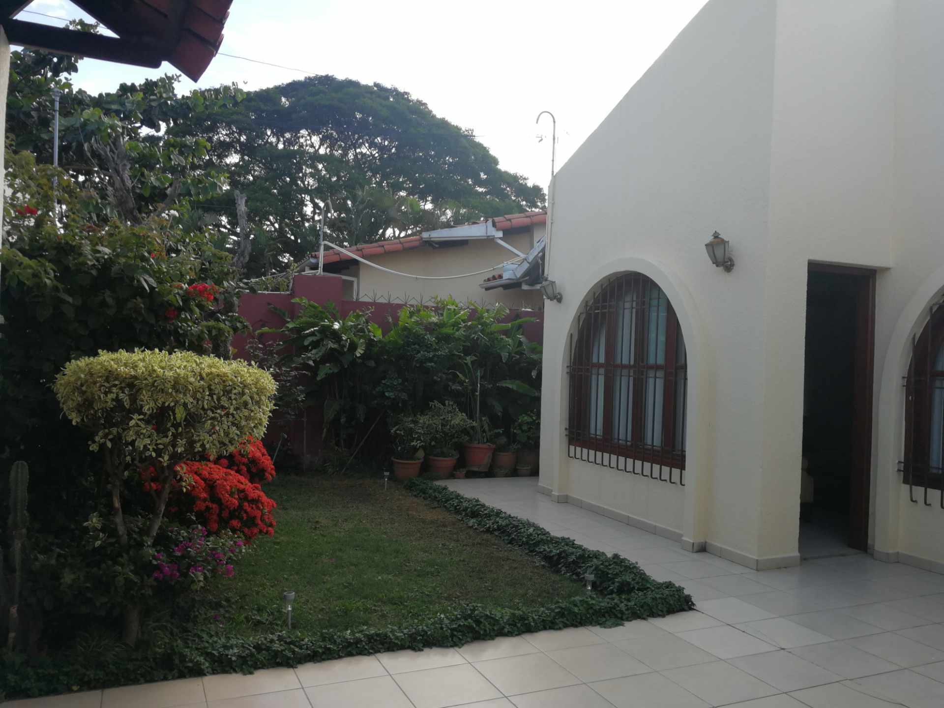 Casa en VentaZona entre  Av. Guapay y Av. Virgen de Cotoca cerca del SEGIP 5 dormitorios 5 baños 2 parqueos Foto 10