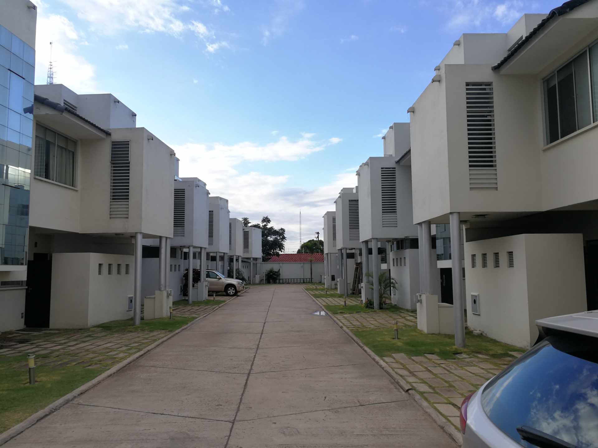 Casa en VentaAv. Banzer entre 2do y 3er Anillo Condominio El Campanario sobre Av. Los Cuisis 4 dormitorios 6 baños 2 parqueos Foto 3