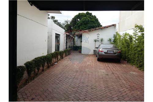 Local comercial en AlquilerShopping del Disfraz, Calle Ballivián #567 entre C Foto 7