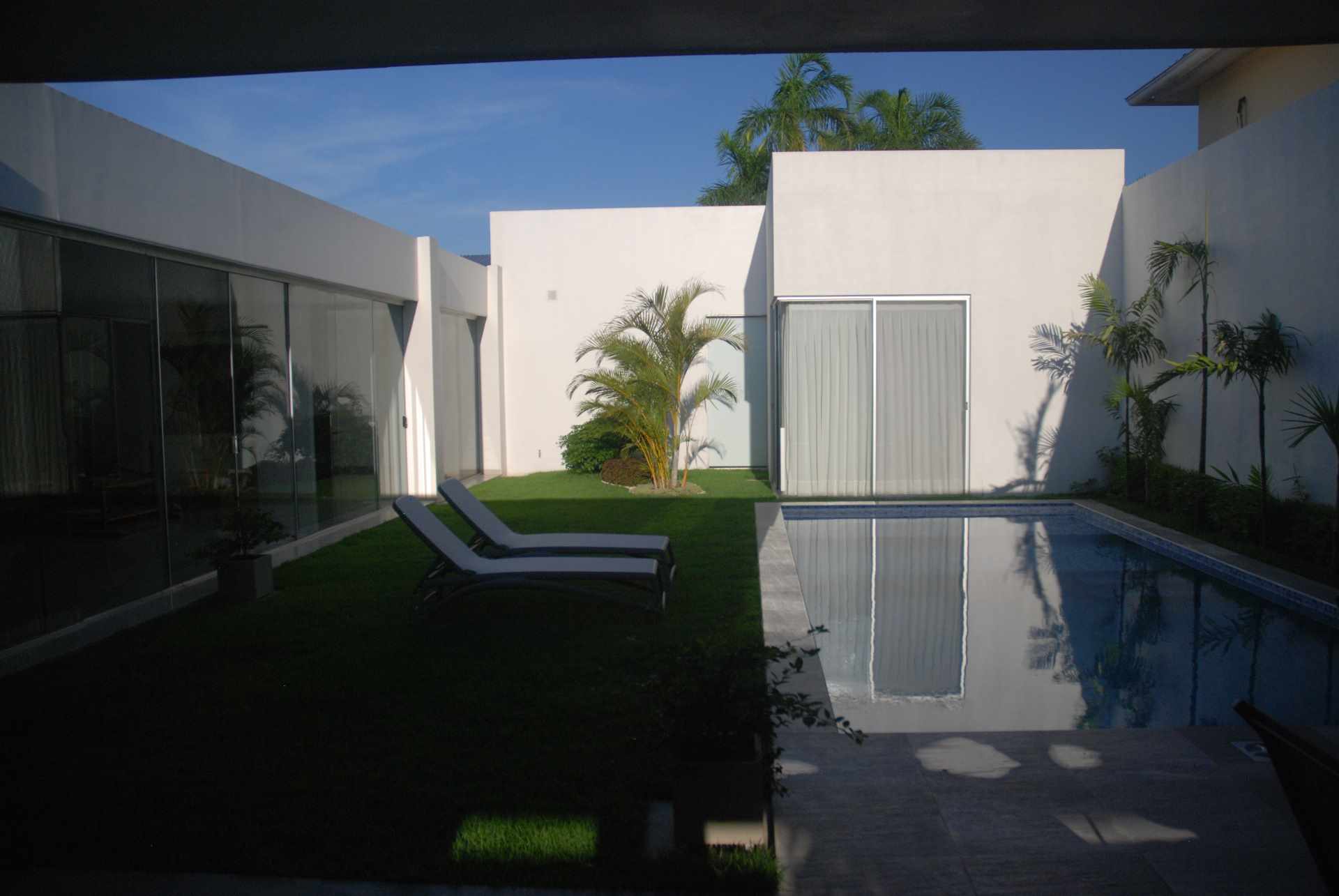 Casa en VentaBarrio Las Palmas,  Hermosa  Casa Minimalista en U  de 350m2 construidos  en terreno de 526m2. 
A estrenar. 4 dormitorios 5 baños 2 parqueos Foto 21