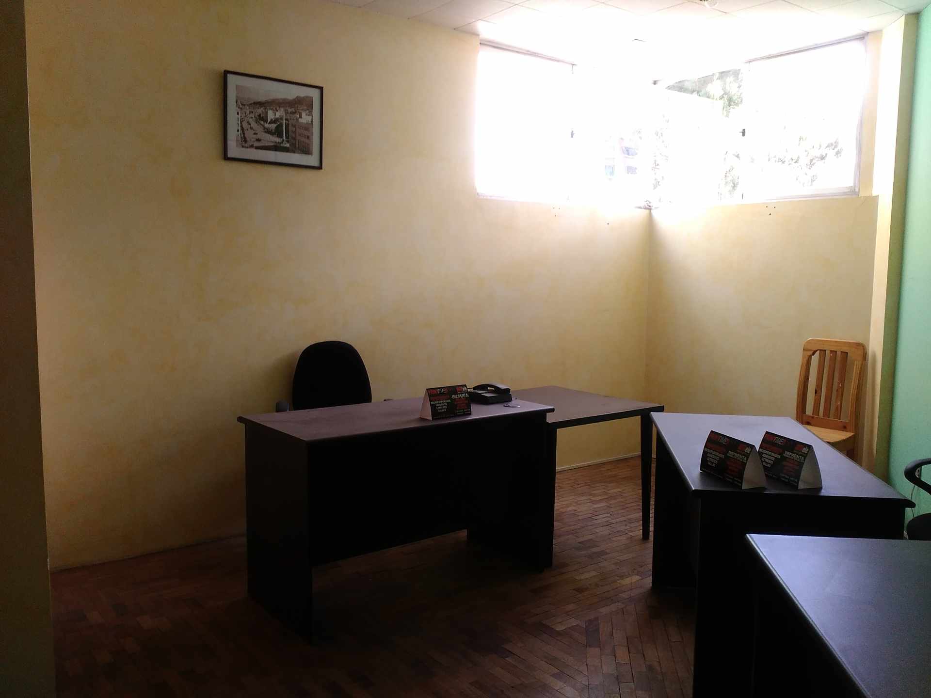 Oficina en Venta Av. Montenegro Centro comercial La Chiwiña 1 dormitorios 1 baños  Foto 2