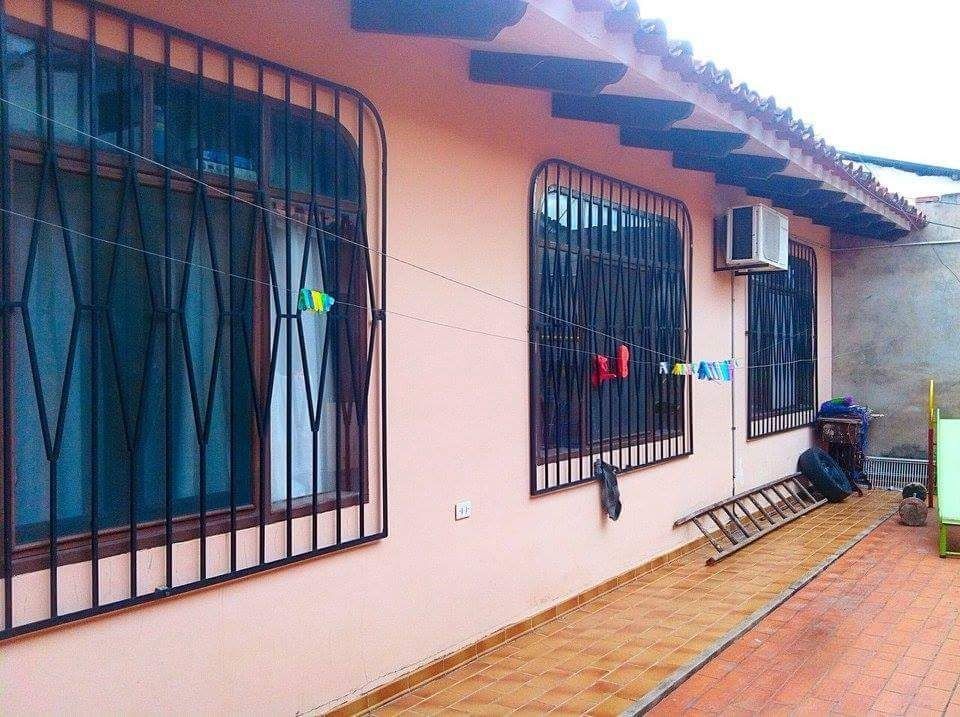 Casa Barrio La Bélgica, a media cuadra del 4to. anillo calle Jose Suárez # 3665 entre Canal Cotoca y Virgen de Cotoca. Foto 11