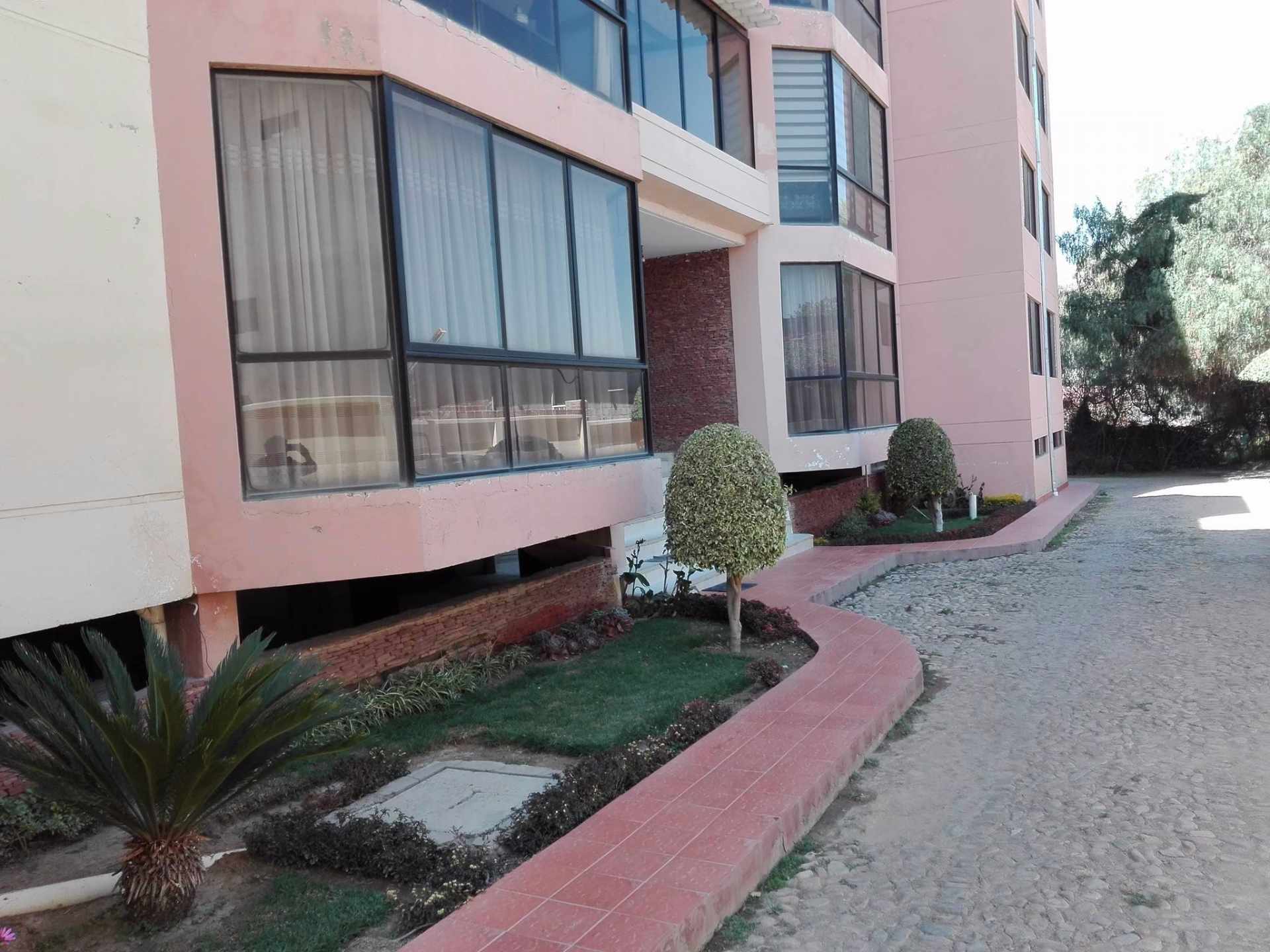 Departamento en Sacaba en Cochabamba 3 dormitorios 4 baños 2 parqueos Foto 1