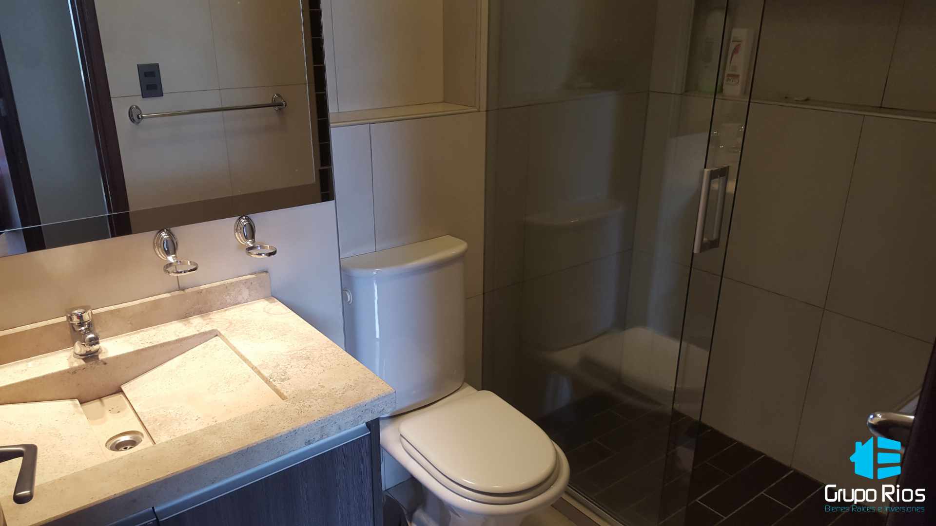 Departamento en VentaCalle irigoyen casi juan de la rosa 3 dormitorios 3 baños 2 parqueos Foto 4