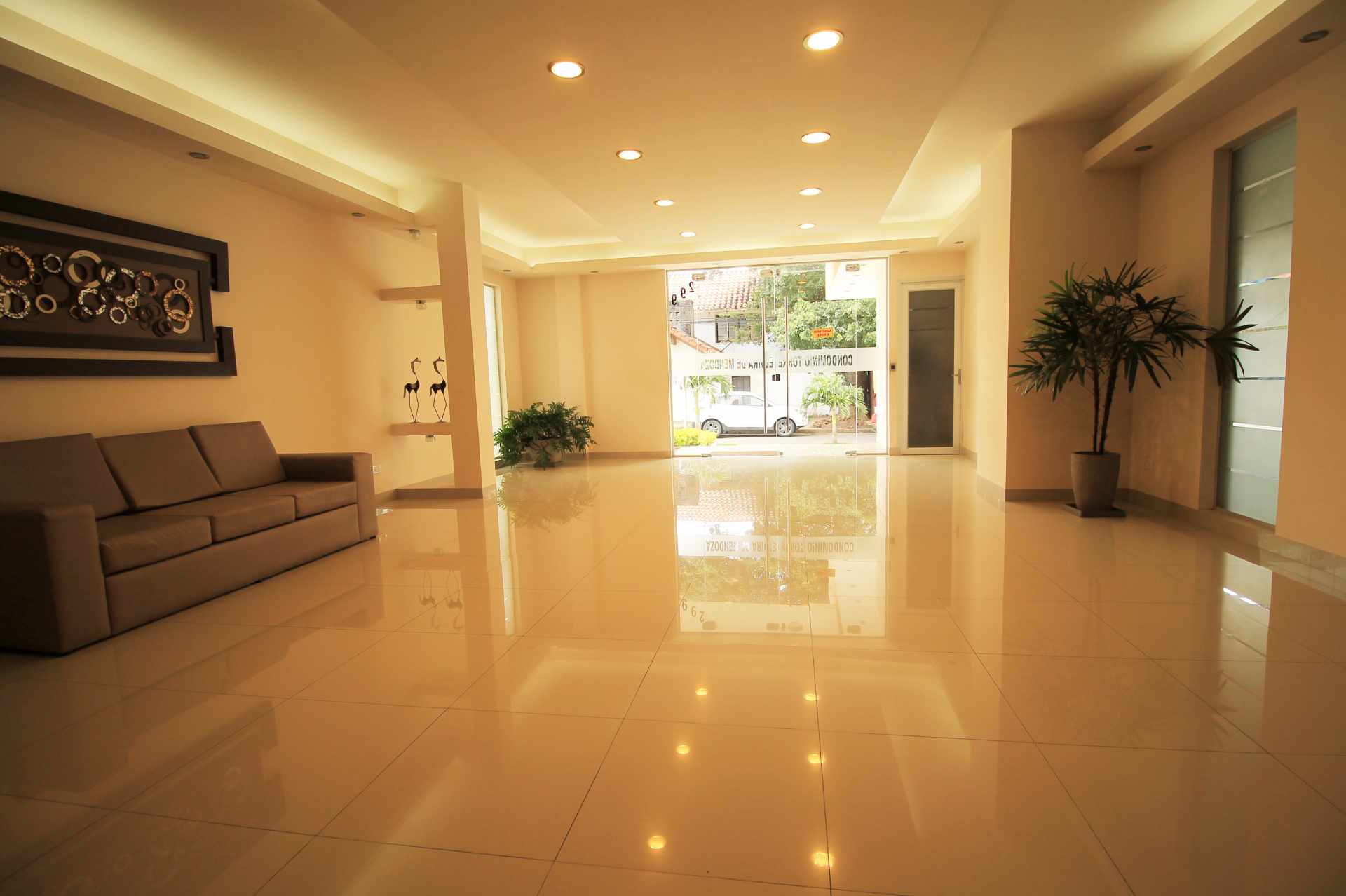 Departamento en AlquilerEdificio Elvira de Mendoza, Calle Elvira de Mendoza casi Av Las Americas 2 dormitorios 2 baños  Foto 2