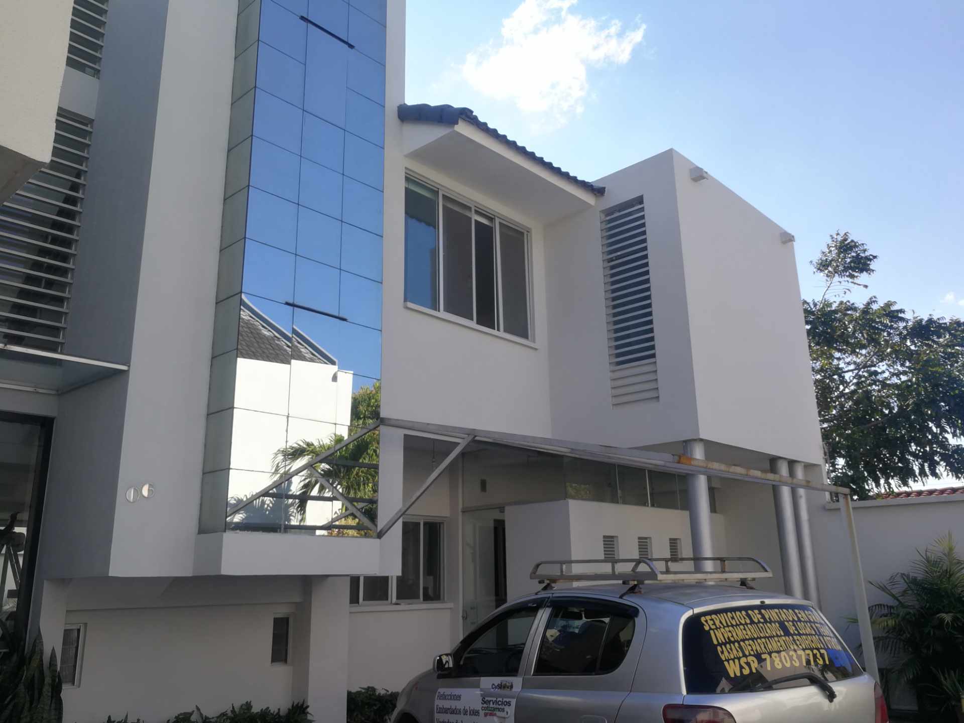 Casa en VentaAv. Banzer entre 2do y 3er Anillo Condominio El Campanario sobre Av. Los Cuisis 4 dormitorios 6 baños 2 parqueos Foto 2