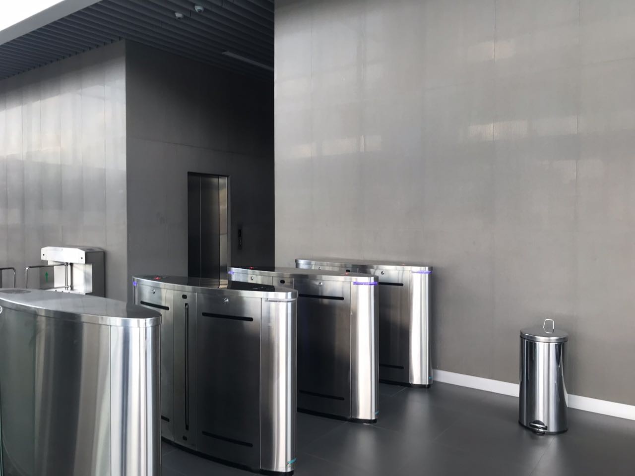 Oficina en Equipetrol en Santa Cruz de la Sierra 2 dormitorios 2 baños 2 parqueos Foto 8