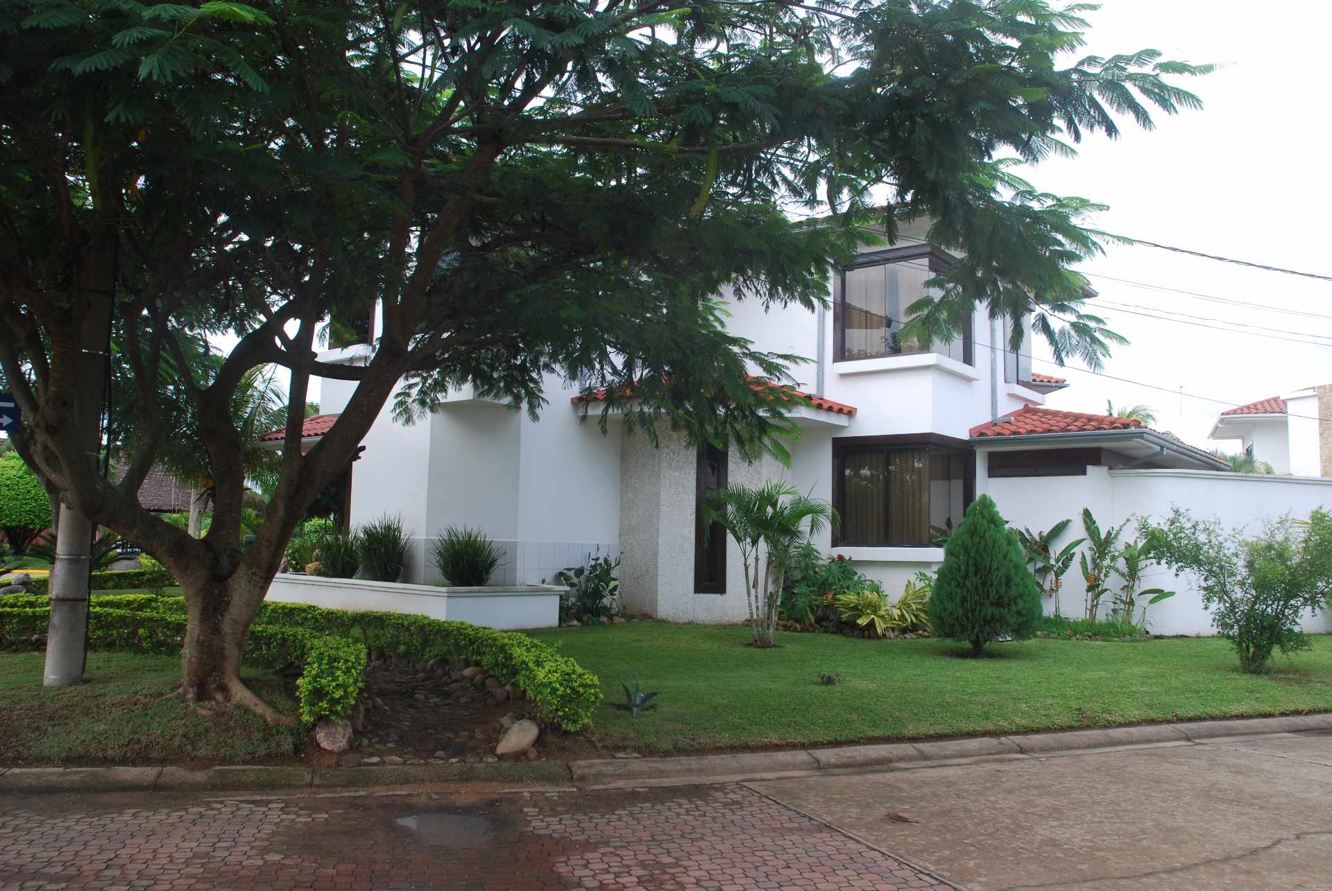 Casa en Venta Cerca km 8,5 Avenida Banzer, 8vo Anillo. 6 dormitorios 8 baños 7 parqueos Foto 5