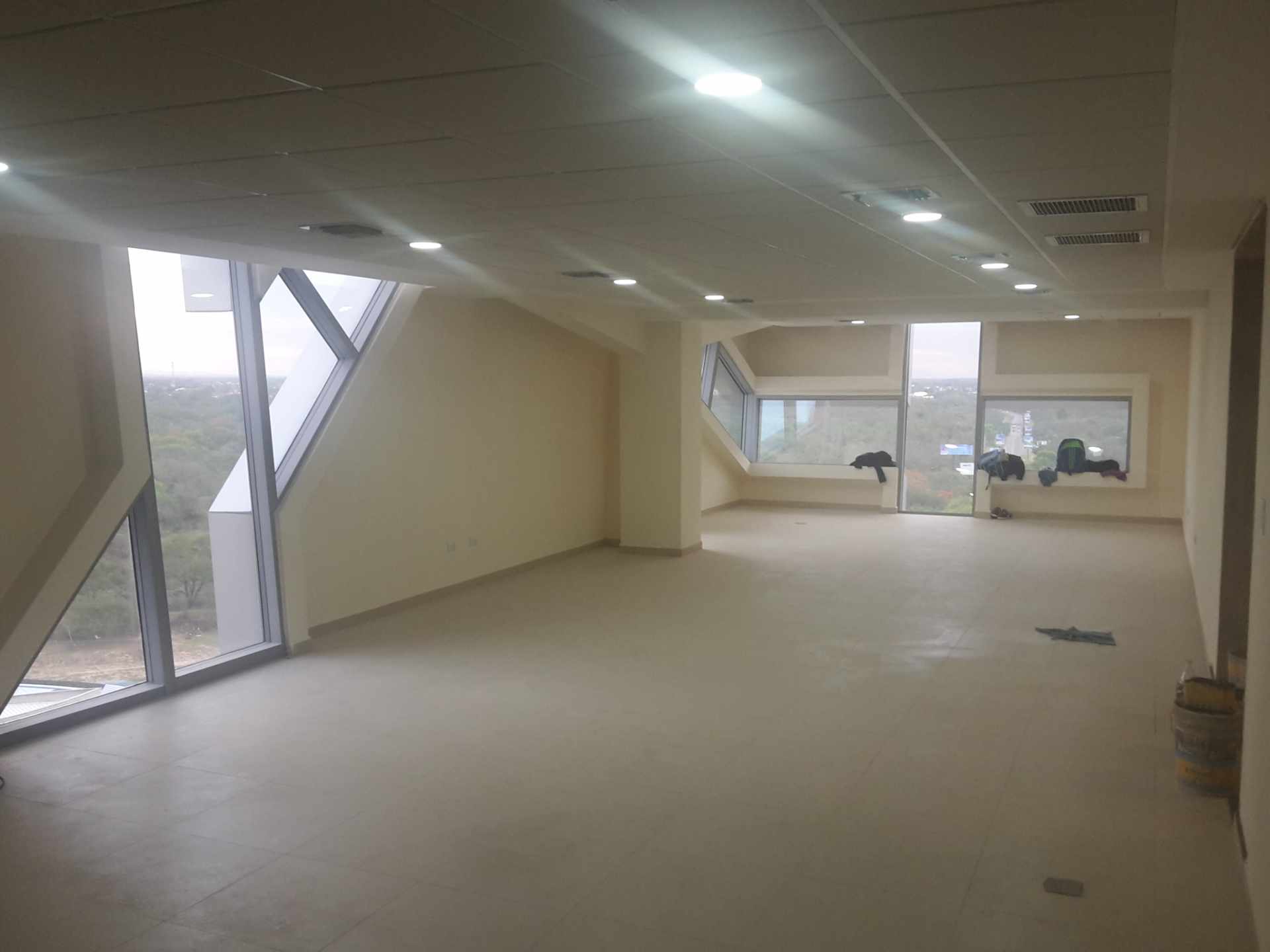 Oficina en AlquilerTorre de Negocios ALAS piso 8, Equipetrol Norte  Centro Empresarial Equipetrol. Av. Las Ramblas esquina los Cedros. Foto 4