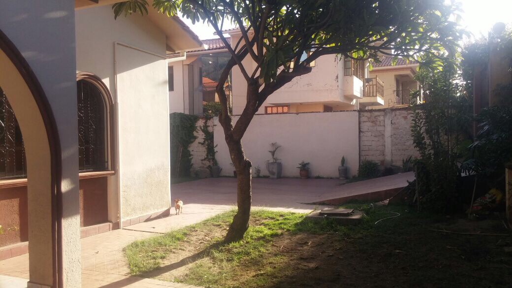 Casa en Temporal en Cochabamba 5 dormitorios 4 baños 10 parqueos Foto 4