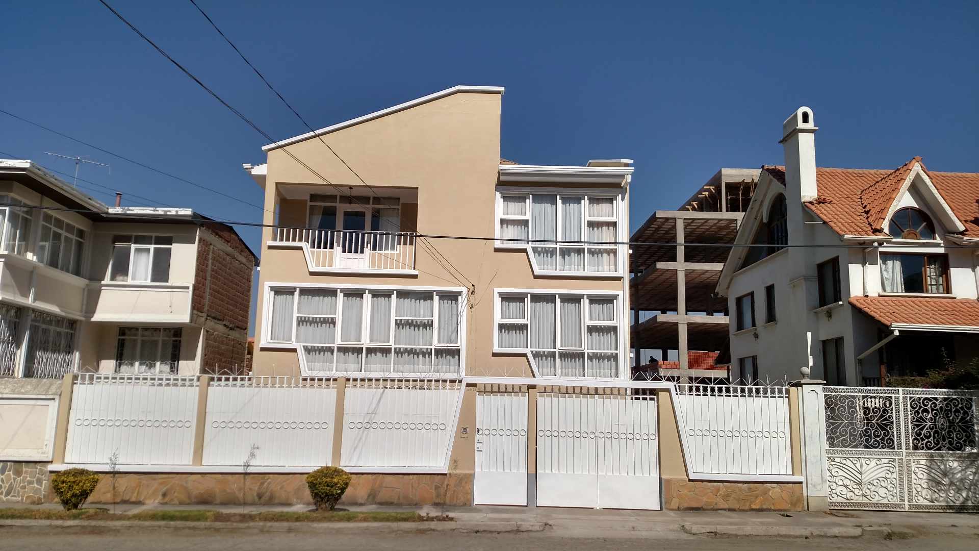 Casa en Achumani en La Paz 4 dormitorios 3 baños 1 parqueos Foto 1