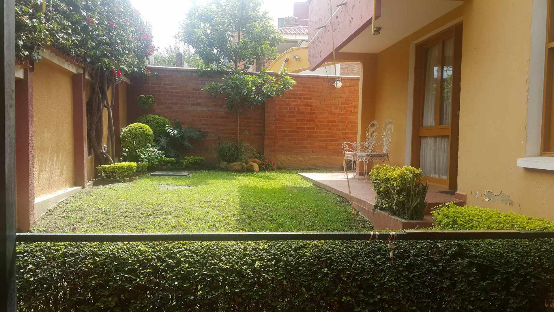 Casa en Aranjuez en Cochabamba 4 dormitorios 3 baños 2 parqueos Foto 3