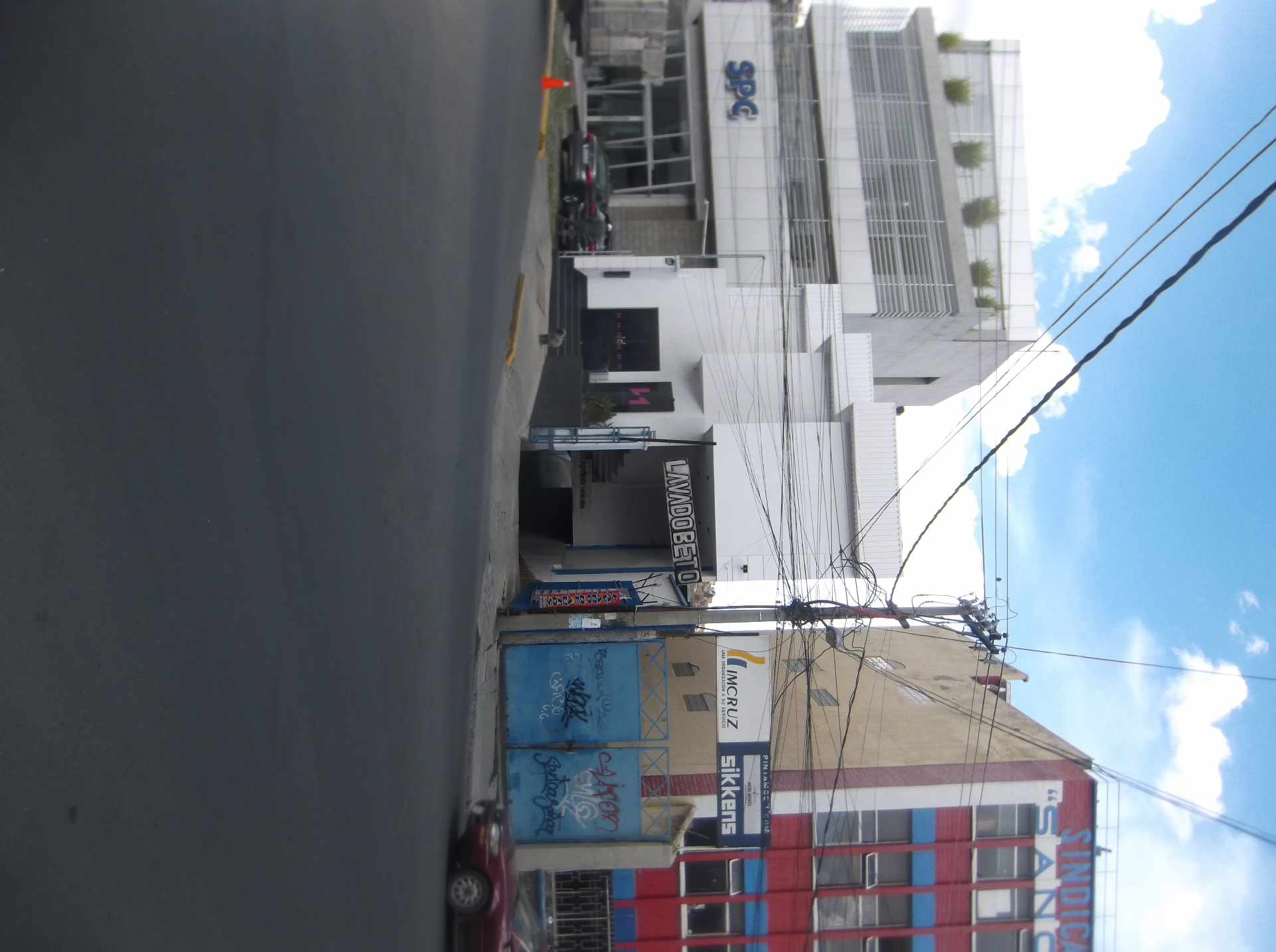 Casa Ubicado sobre la  AV.. SAAVEDRA  No. 2425 DE LA ZONA DE MIRAFLORES con una superficie de 1040 mts2. (al lado de las empresas SPC  y  SUZUKI ) Plaza los leones . Foto 4
