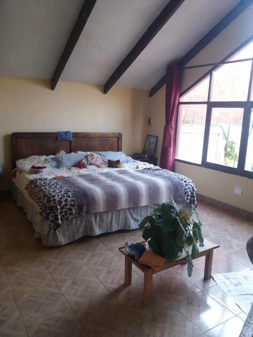 Casa en Aranjuez en Cochabamba 8 dormitorios 4 baños 3 parqueos Foto 9