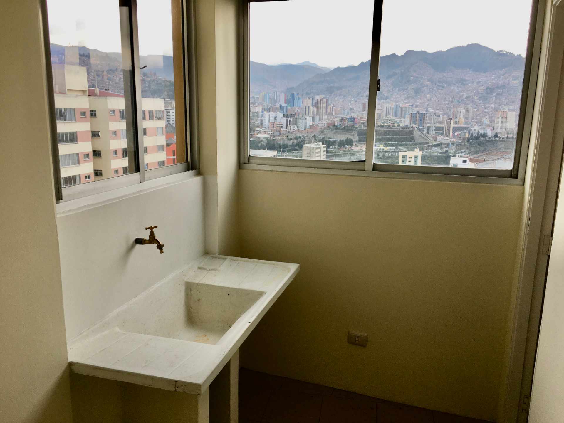 Departamento en VentaAv. Sanchez Lima Esq. Aspiazu, Edif. Orion piso 15.  Zona sopocachi. 3 dormitorios 2 baños 1 parqueos Foto 8