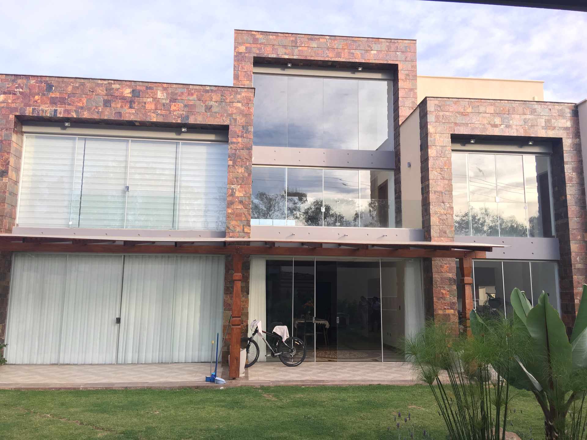 Casa en Villa Taquiña en Cochabamba 6 dormitorios 8 baños 3 parqueos Foto 3