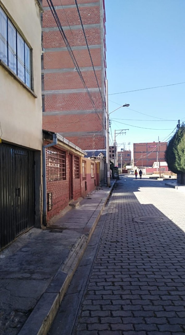 Casa Av. Hermanos Eusebio Morales N°1818   Ciudad Satélite - El Alto Foto 2