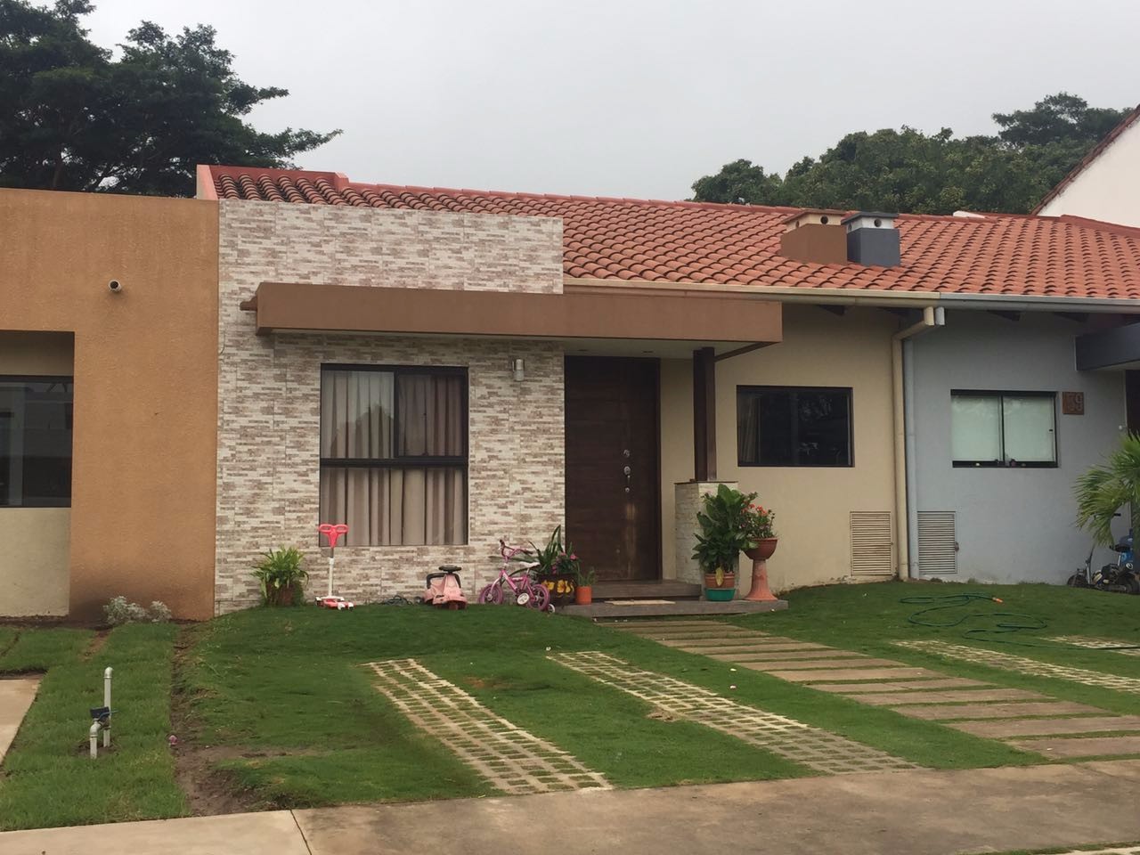 Casa en Carretera Cotoca en Santa Cruz de la Sierra 3 dormitorios 3 baños 2 parqueos Foto 1