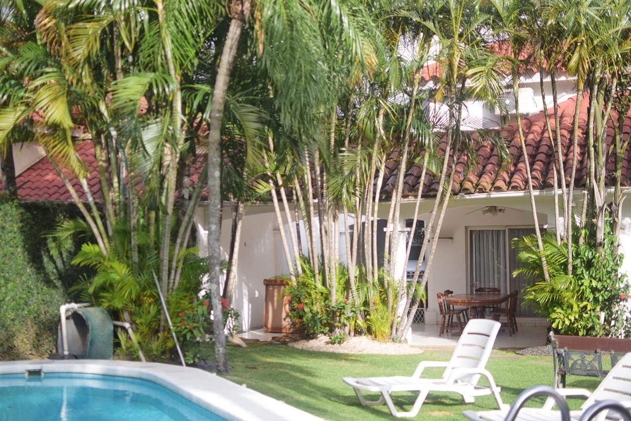 Casa en Las Palmas en Santa Cruz de la Sierra 5 dormitorios 5 baños 4 parqueos Foto 2