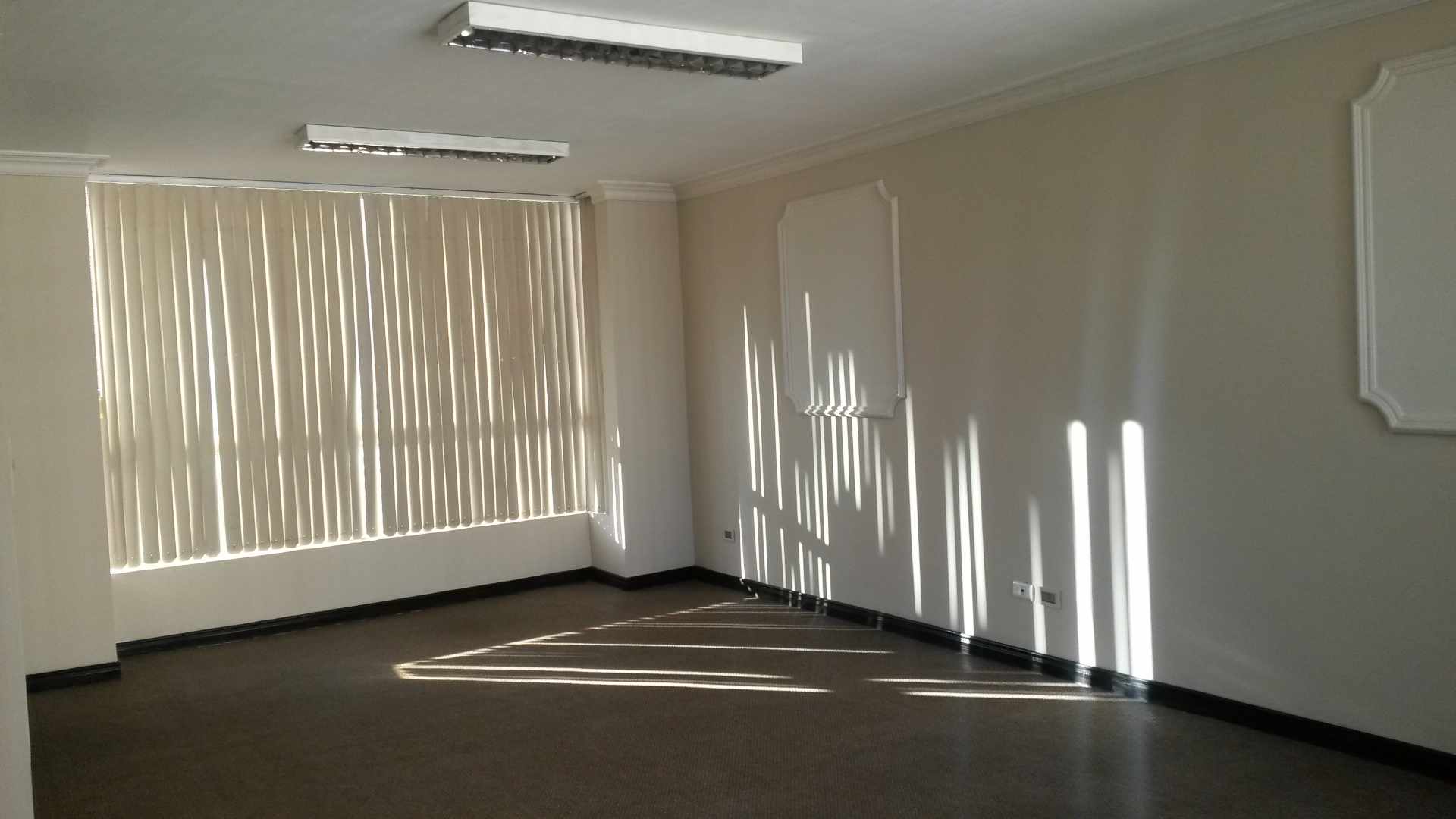 Oficina en AlquilerEdificio Torres Gundlach Piso 21. Calle Reyes Ortiz N° 73 esquina calle Federico Zuazo. Zona Central 3 dormitorios 2 baños  Foto 4