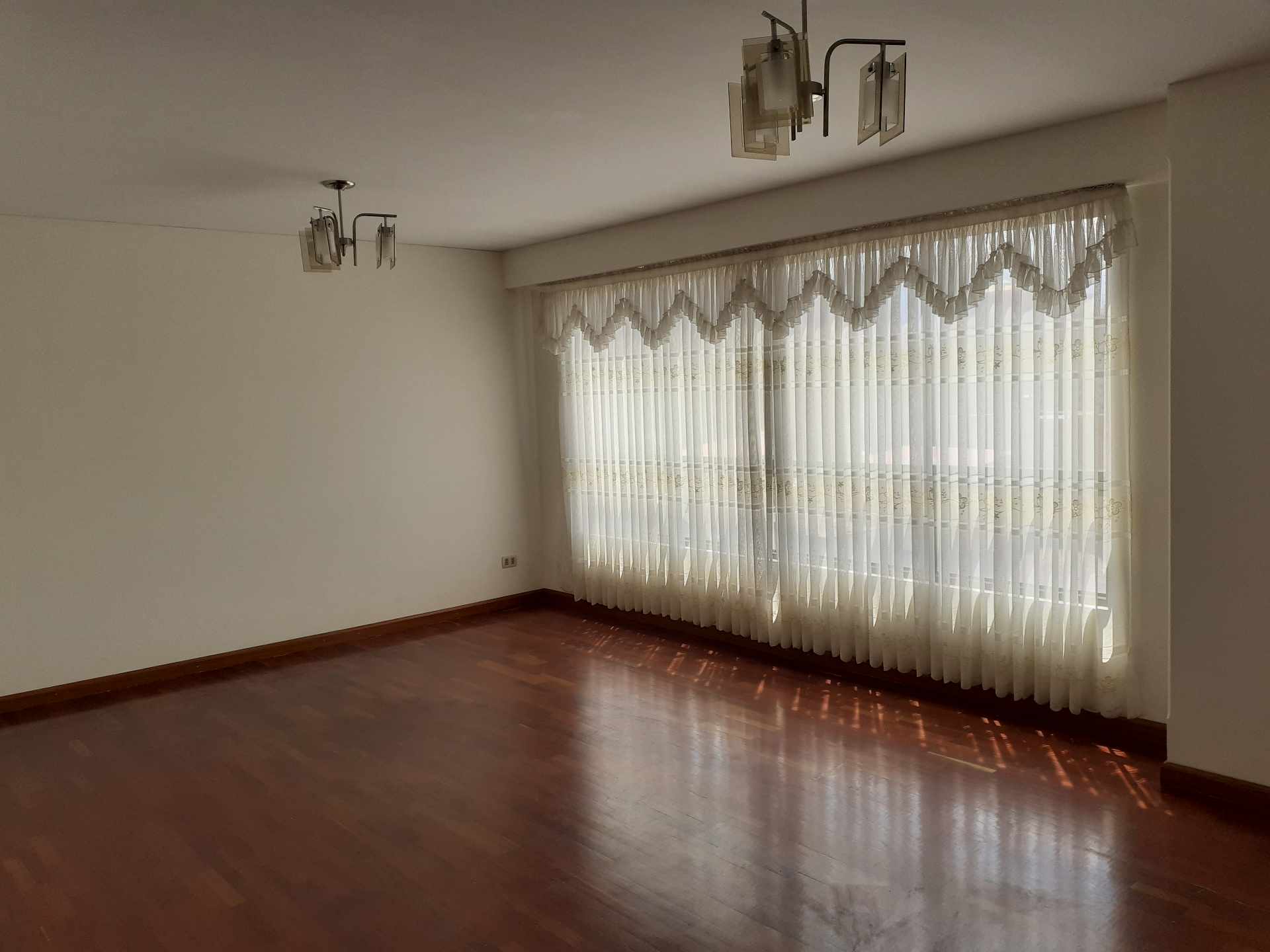 Departamento en AlquilerBelisario Salinas, zona Sopocachi cerca a la plaza avaroa 2 dormitorios 3 baños  Foto 4