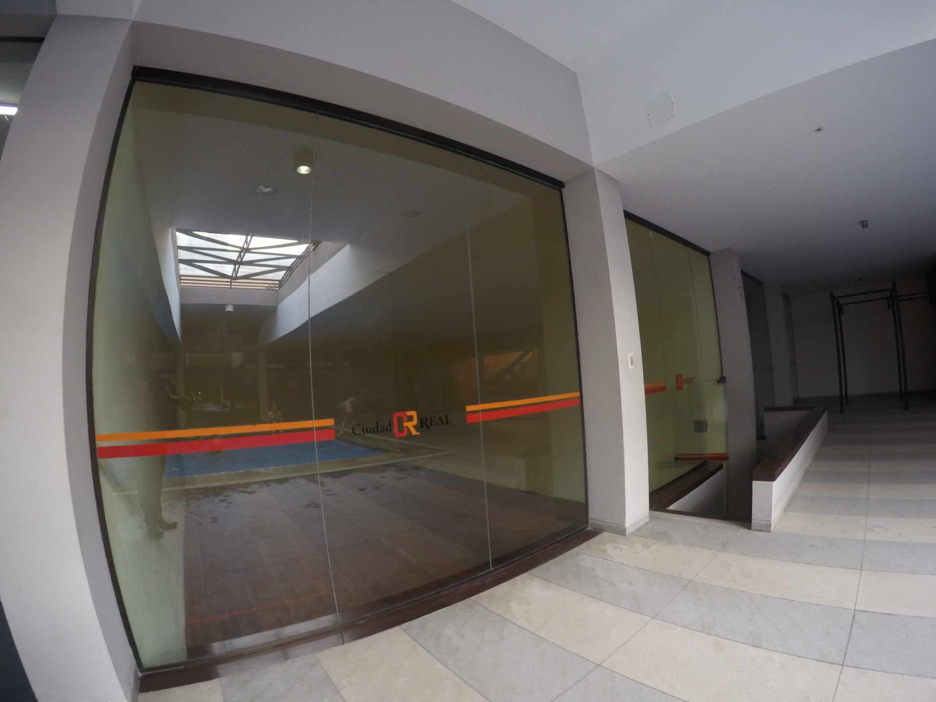 Casa Condominio Ciudad Real [Av. Busch, 3er. Anillo Interno], Penthouse amoblado en alquiler de 3 plantas, 3 dormitorios, dependencias y 2 parqueos techados. [1600$us., expensas incluidas]  Foto 3