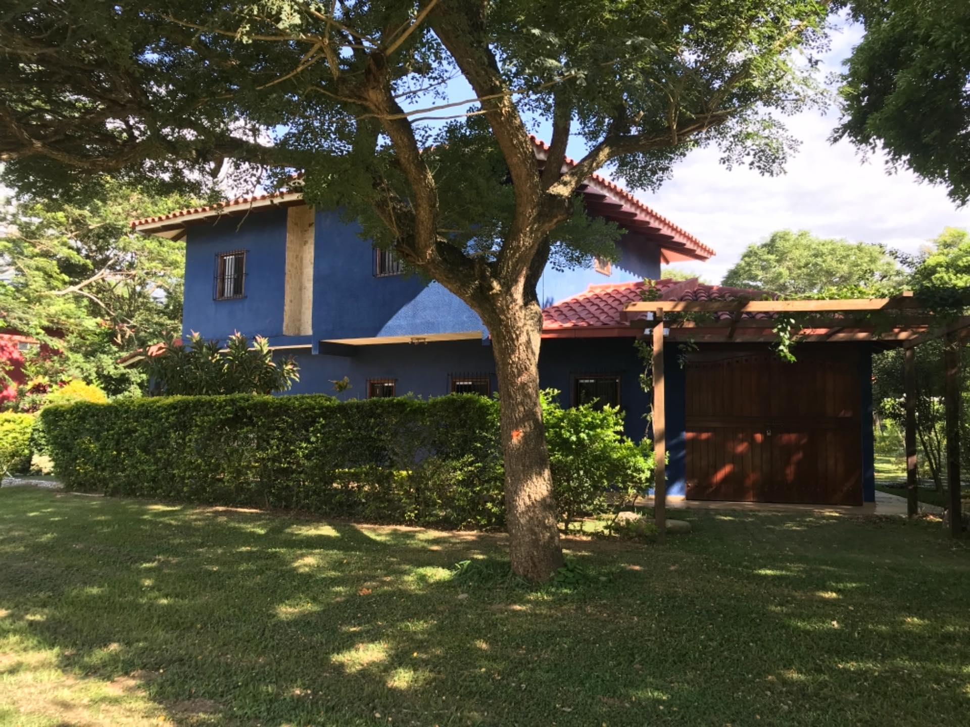 Casa en VentaDoble vía a la guardia km17, cond. Laguna Azul 3 dormitorios 3 baños 2 parqueos Foto 3