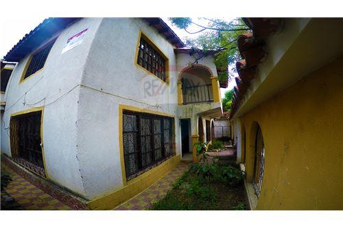 Casa en Las Panosas en Tarija 7 dormitorios 3 baños  Foto 4