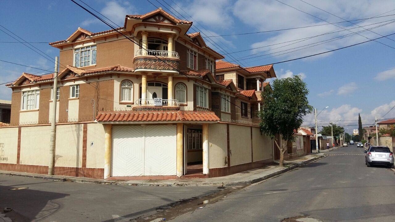 Casa en La Chimba en Cochabamba  4 baños 4 parqueos Foto 1