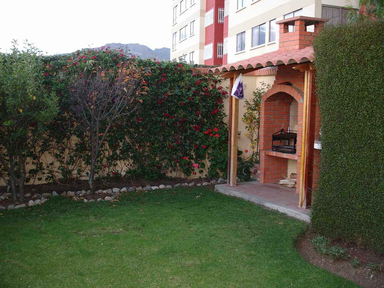 Casa en AlquilerRosendo Reyes 115 - Entre 26 y 27 - Cota Cota 4 dormitorios 4 baños 2 parqueos Foto 1