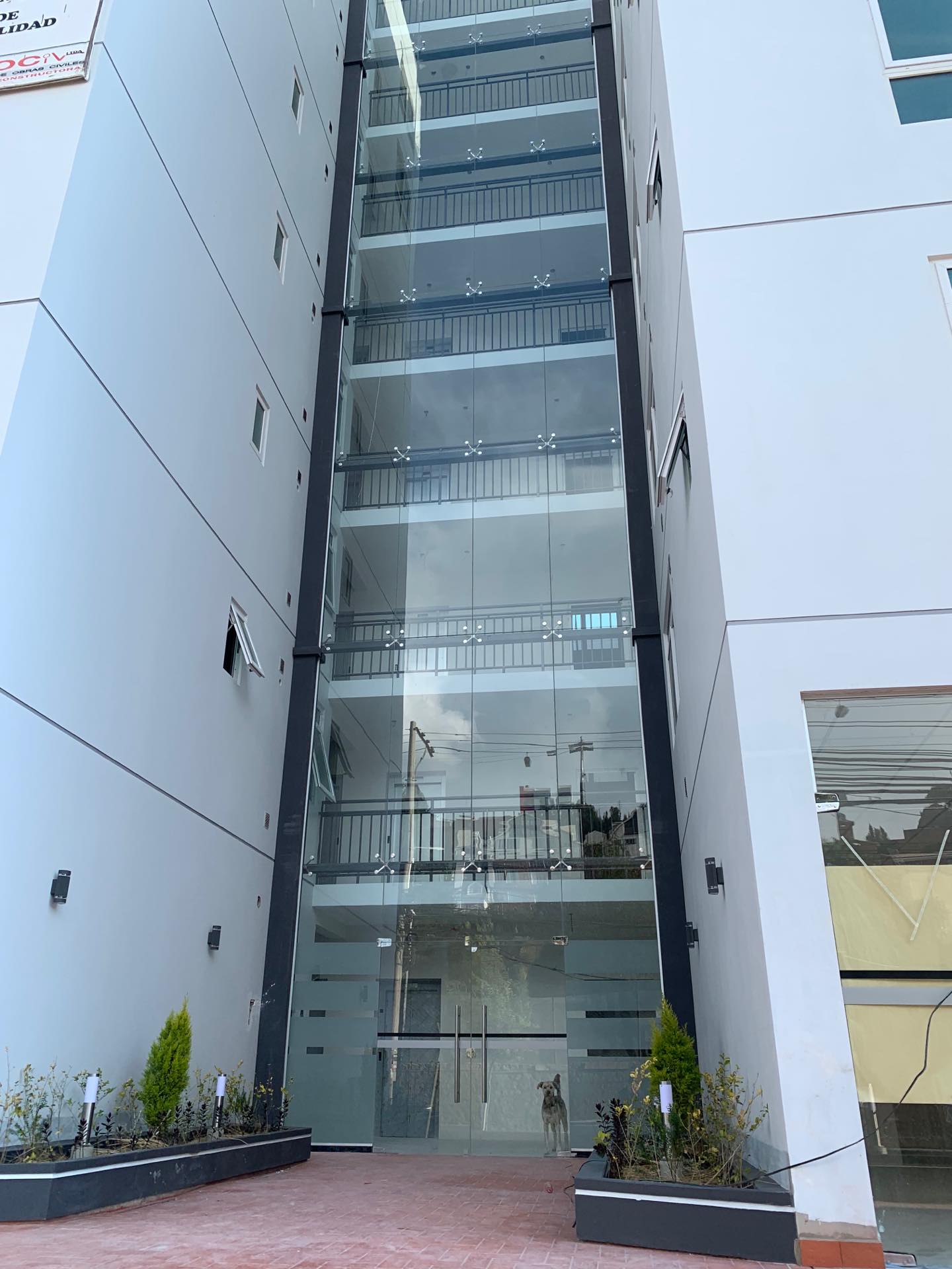 Departamento en VentaEdificio Colonia Real. Avenida 14 de Septiembre Esquina Calle 5 de Obrajes #5080. 2 dormitorios 3 baños  Foto 4