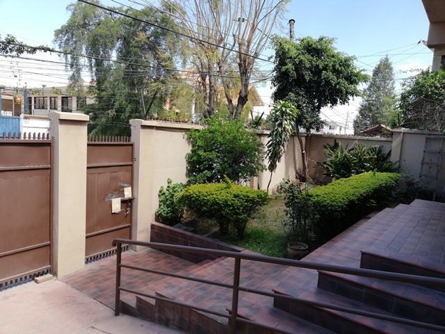 Casa en Aranjuez en Cochabamba 5 dormitorios 3 baños  Foto 3