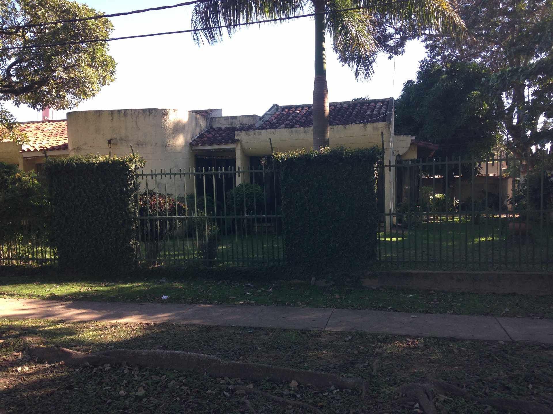 Casa en VentaBarrio Sirari, calle Los Jazmines # 15, zona Equipetrol Norte a una cuadra de la Av. San Martin  Foto 2