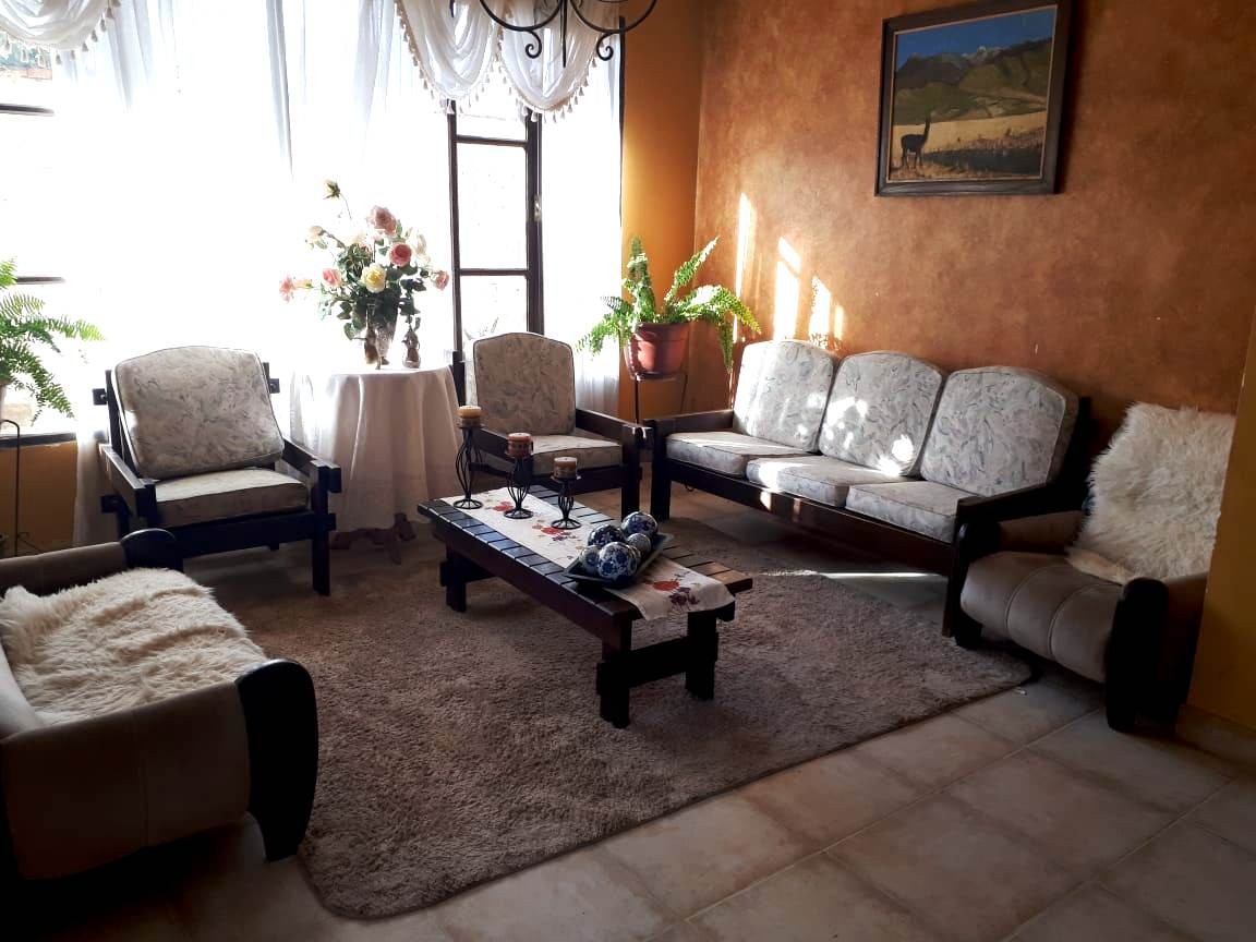 Casa en Colcapirhua en Cochabamba 4 dormitorios 3 baños 3 parqueos Foto 3