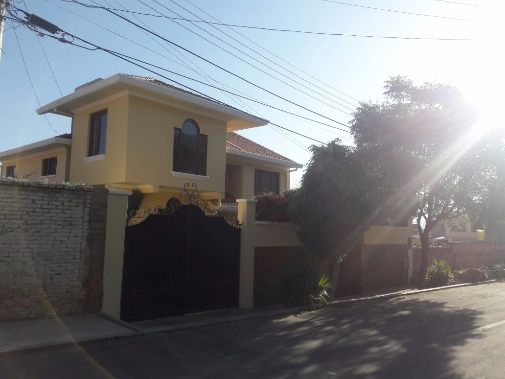 Casa en Aranjuez en Cochabamba 4 dormitorios 4 baños 2 parqueos Foto 3