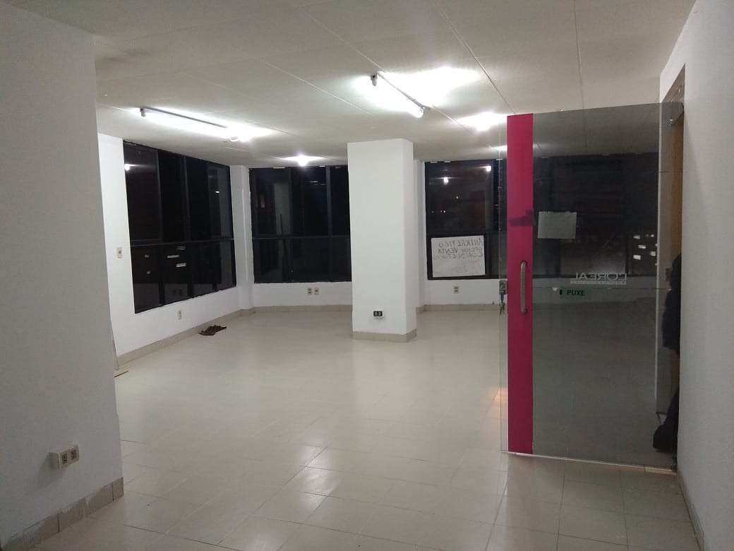 Oficina en VentaMiraflores a media cuadra de la plaza Uyuni, Esquina Saavedra Foto 3