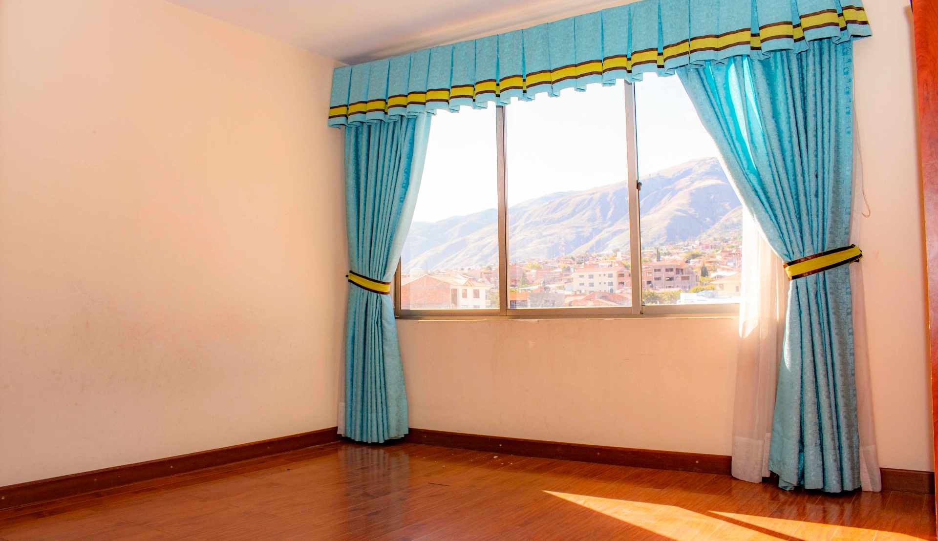 Departamento en Queru Queru en Cochabamba 4 dormitorios 5 baños 2 parqueos Foto 9