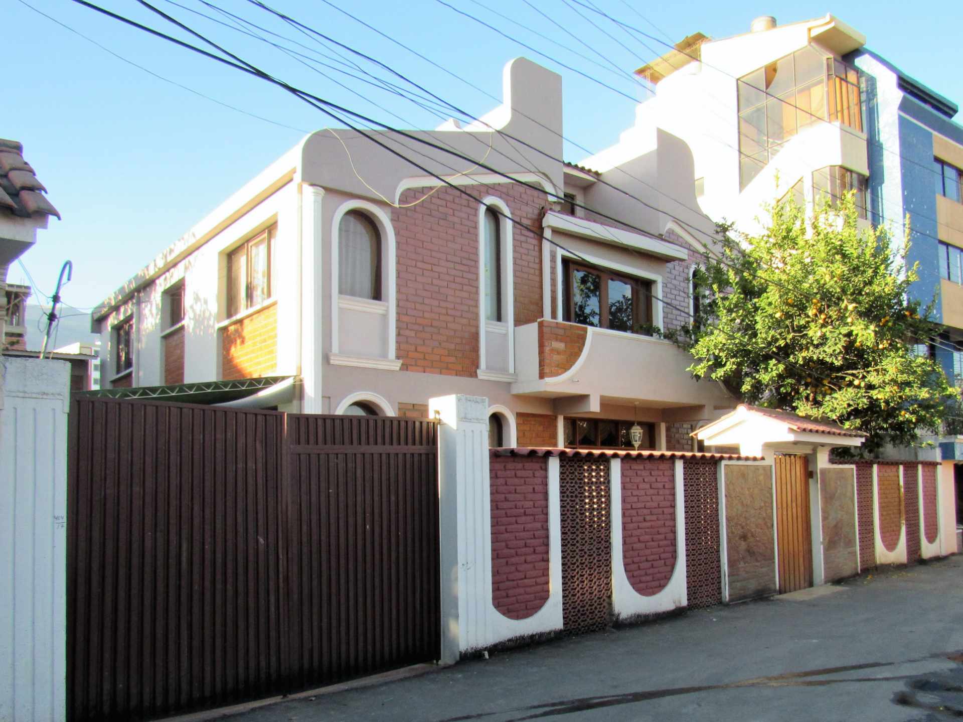 Casa en Cala Cala en Cochabamba 5 dormitorios 3 baños 2 parqueos Foto 1