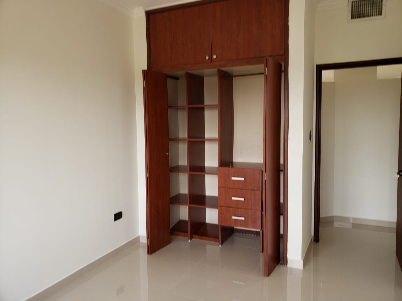 Departamento en Entre 1er y 2do anillo Este en Santa Cruz de la Sierra 3 dormitorios 2 baños 1 parqueos Foto 18