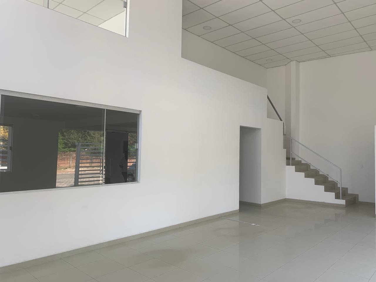 Galpón en AlquilerPROPIEDAD COMERCIAL EN ALQUILER 4TO ANILLO Y RADIAL 27 Foto 2