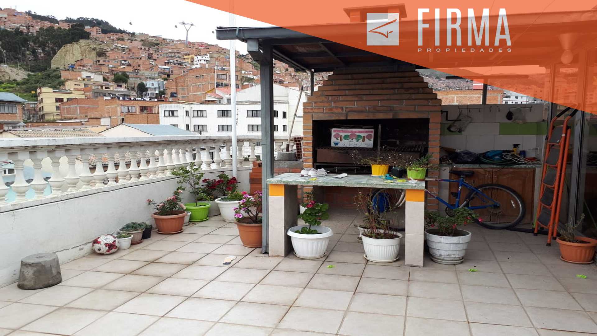 Casa en Miraflores en La Paz 4 dormitorios 10 baños 5 parqueos Foto 2