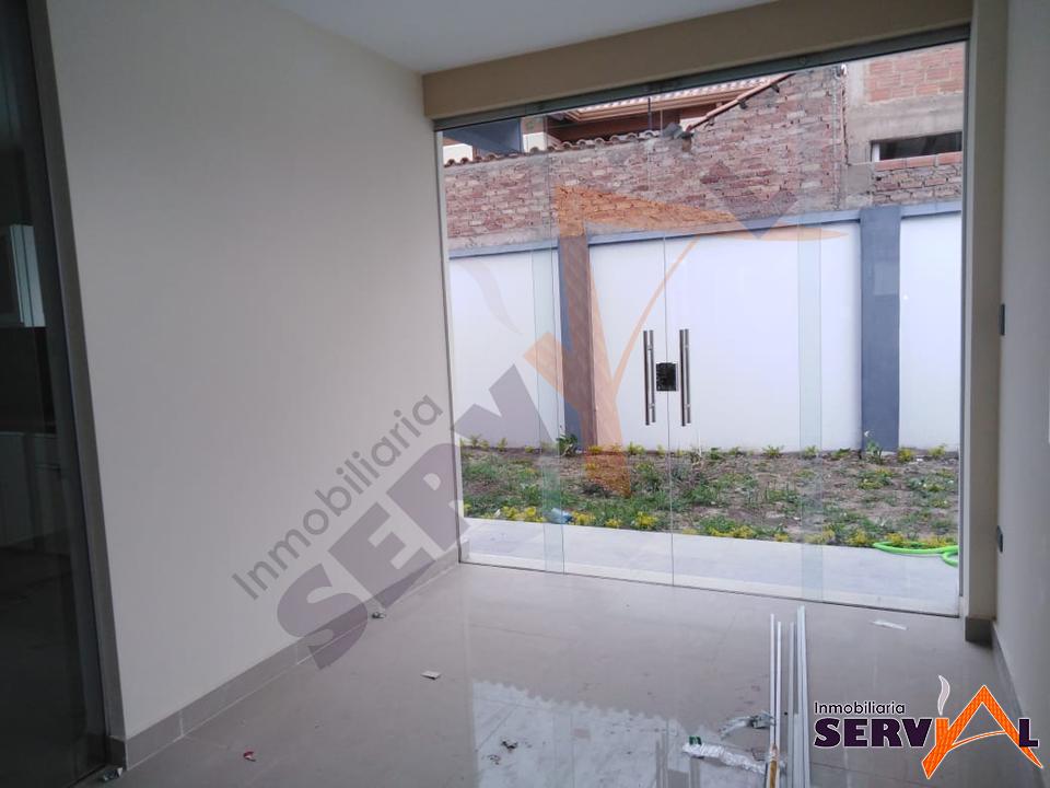 Casa CASA DE TRES PLANTAS ESTILO MINIMALISTA A ESTRENAR   INMEDIACIONES AV. D´ORBIGNY Y AV. THUNUPA Foto 2